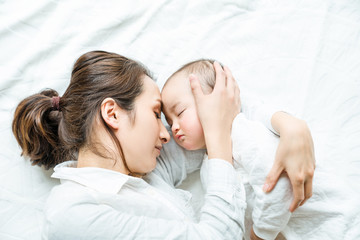 お昼寝する赤ちゃんとママ