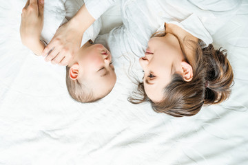 Obraz na płótnie Canvas お昼寝する赤ちゃんとママ
