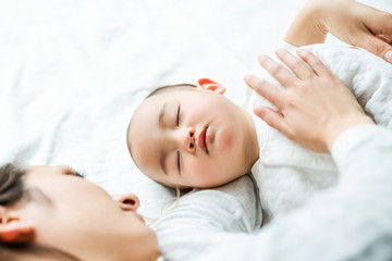 お昼寝する赤ちゃんとママ