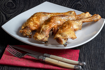 Cuisses de poulet rôties sur une assiette blanche