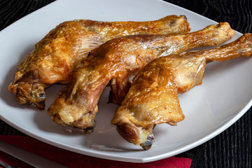 Cuisses de poulet rôties sur une assiette blanche