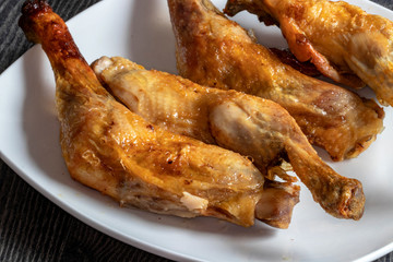 Cuisses de poulet rôties sur une assiette blanche