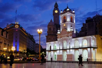 Rugzak Buenos Aires Cabildo, de oude gemeenteraad, & 39 s nachts, Plaza De Mayo, het belangrijkste stadsplein in Buenos Aires, Argentinië © reisegraf