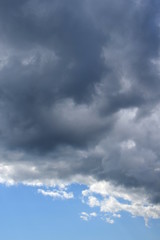 Obraz premium Blauer Himmel mit Regenwolken nach einer Gewitternacht