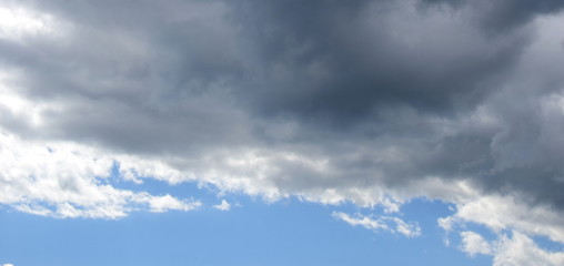 Obraz premium Dunkle Regenwolken am blauen Himmel