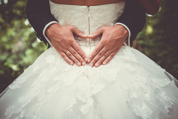 Brautpaar umarmen sich Herzform