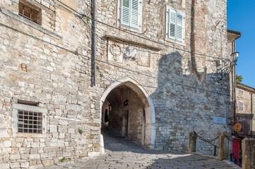 Fototapeta na wymiar Inneres Stadttor von Motovun in Kroatien