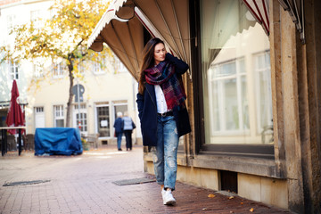 junge, schöne Frau in der Altstadt
