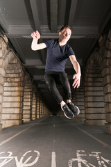 Jeune homme danse et saut pont de Bercy Paris