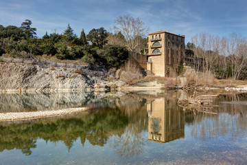 Fototapeta na wymiar Maison au bord du Gardon proche du Pont du Gard - Vers-Pont-du-Gard - Occitanie - France