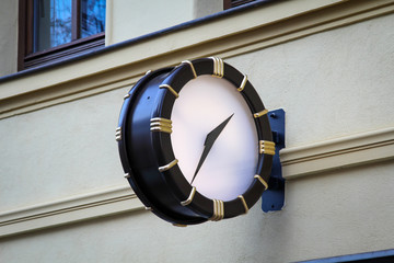 Uhr an einem Haus 