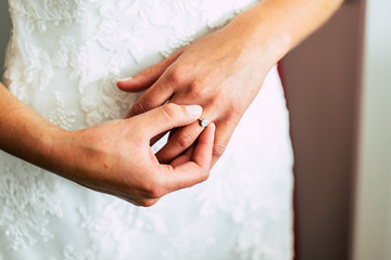 Hände der Braut am Verlobungsring