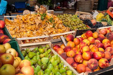 Marktstand mit Obst und Pfifferlingen