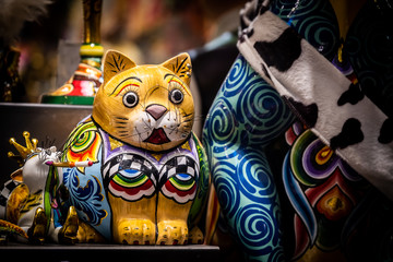 Statuette en forme de chat aux couleurs vives