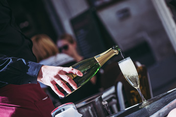 Servir un verre de champagne