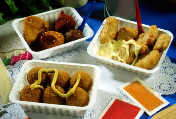 Tres recipintes para llevarse, con un surtido de croquetas.