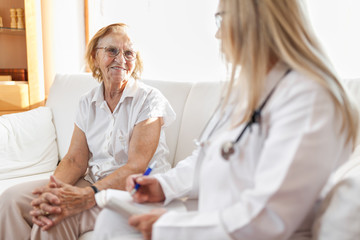 Obraz premium Senior woman during a medical exam with practitioner
