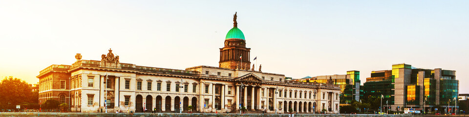 Fototapeta na wymiar The Custom house in Dublin, Ireland in the evening