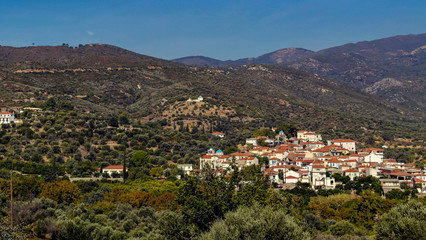 Fototapeta na wymiar Panoramablick in die Landschaft auf Dörfer auf Samos