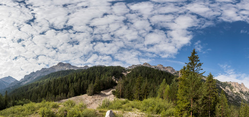 Schäfchenwolken über den Dolomiten