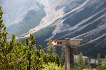 Wanderzeichen in den Dolomiten