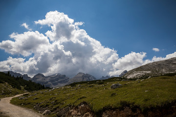 Wolken über den Dolomiten