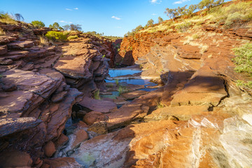 Fototapeta na wymiar hiking to joffre gorge lookout in karijini national park, western australia 17