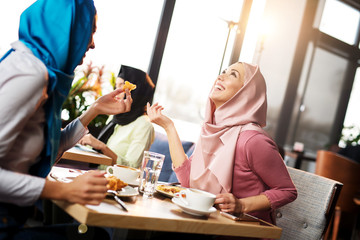 Muslims are having fun at a coffee shop - obrazy, fototapety, plakaty