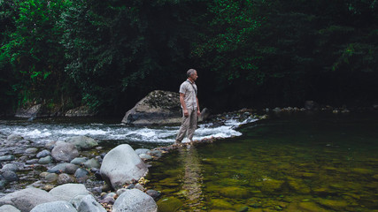 un uomo osserva la natura uomo vicino al fiume