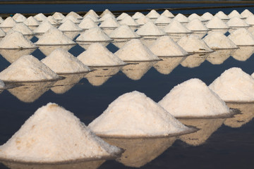 The mass of salt farm salt, sea salt. Before changing the color of the sea salt. 