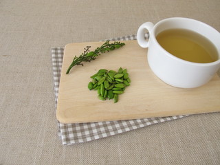 Tee mit Fliederfrüchten