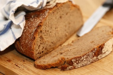 Nahaufnahme von einem guten, knusprigen Brot