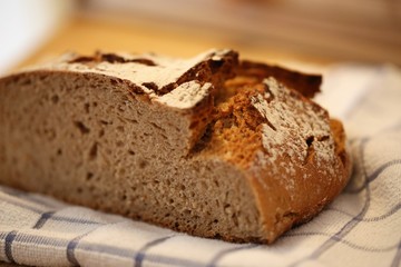 Nahaufnahme von einem guten, knusprigen Brot