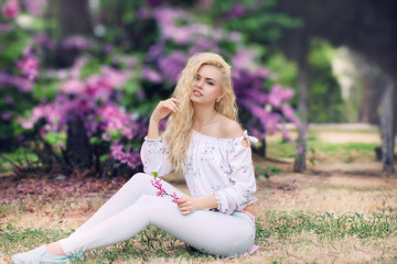 Obraz premium blonde girl in the Park with lilac