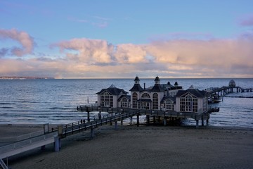 Historische Seebr&uuml;cke in Sellin auf R&uuml;gen in Deutschland, am sp&auml;ten Nachmittag an einem Wintertag