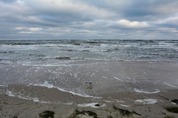 An der rauhen Ostsee Küste  -  Wellengang am Strand mit Textfreiraum