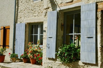 Casa di pietra con le imposte azzurra, Provenza, Francia