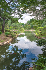 広島縮景園 美しい池畔の風景