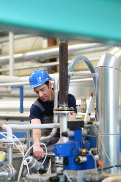 Industriemechaniker repariert eine technische Anlage // Industrial mechanic repairs a technical system