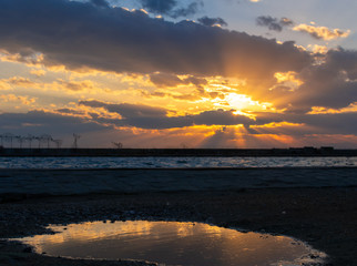 Obraz premium Beautiful sunset captured by the moment the sun is going down in the sea