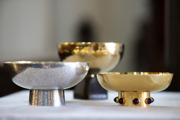 Liturgische Gefäße auf einem Altar