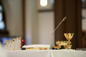 Fototapeta na wymiar Litrurgische Gefäße auf einem Altar