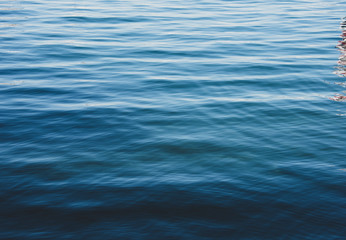 Naklejka premium Gentle wave pattern with bright reflections