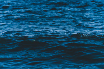 Fototapeta premium Gentle wave pattern with bright reflections