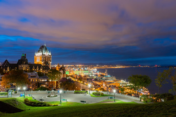 Fototapeta premium Night view of the famous Fairmont Le Château Frontenac