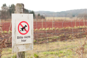 Bitte nicht hier Schild