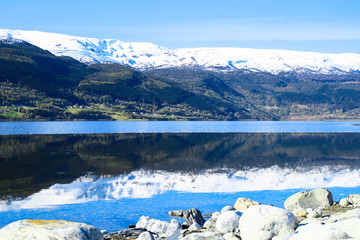 노르웨이 소도시 보스(Voss)의 고요한 호숫가 풍경