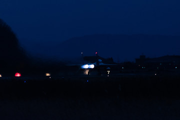 アフターバーナーを使用して離陸する戦闘機