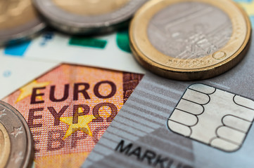 Chip einer EC-Karte und Eurogeld