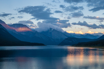Fototapeta na wymiar Sunset over Spray Lake in Spray Valley Provincial Park, Alberta, Canada